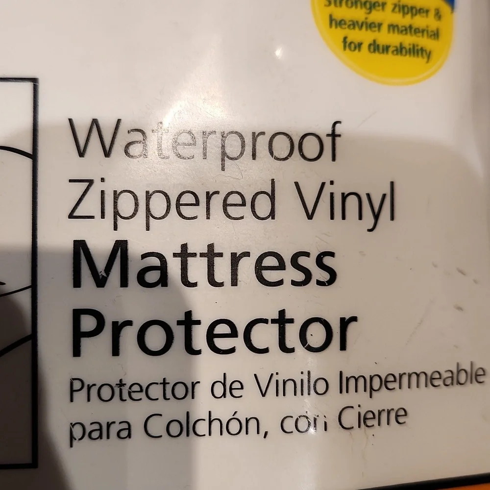 NWT Mainstays Queen Waterproof Zippered Vinyl Mattress Protector